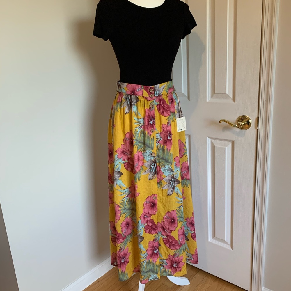 🍑3/$25🍑 Floral Midi Skirt NWOT